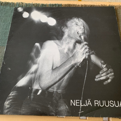 NELJÄ RUUSUA: Neljä ruusua * FIN 1987