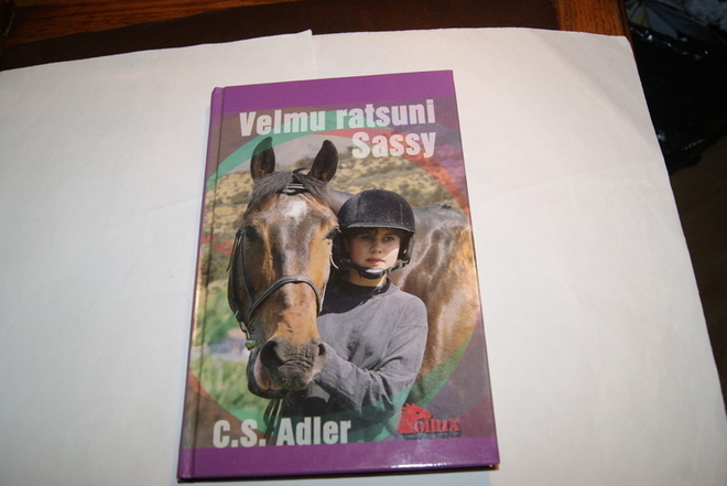 C.S.Adler: Velmu ratsuni Sassy