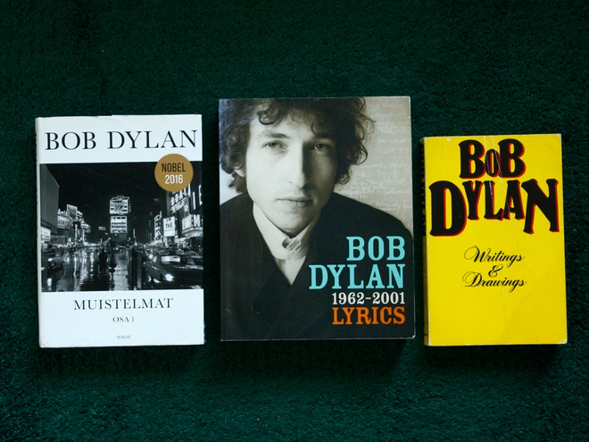 Bob Dylan kirjapaketti 3 kpl kirjoja suomi/englanti
