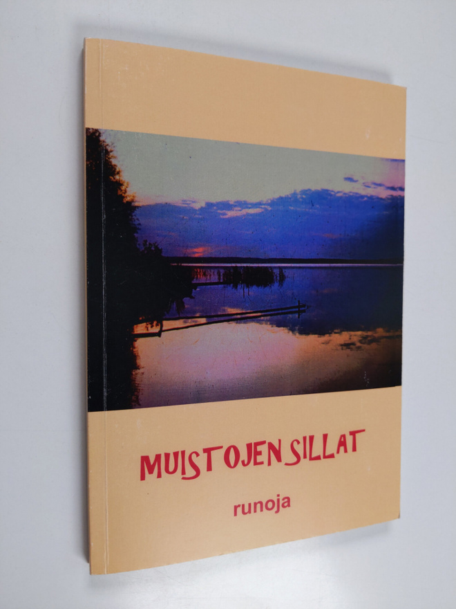 Maija Ahonen : Muistojen sillat : "kolmen tähden runokirja"
