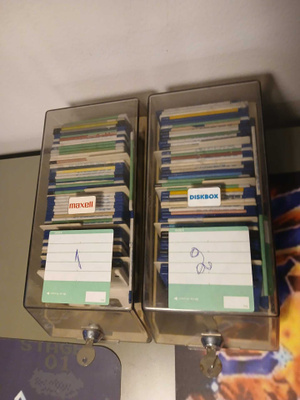 100 amiga diskettiä sekä 2 laatikkoa niille