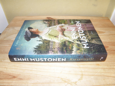 Enni Mustonen Kasvattitytär (sidottu)