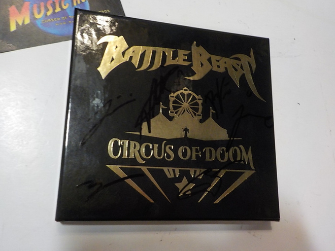 BATTLE BEAST KOKO BÄNDIN NIMIKIRJOITUKSET SLIPCASESSA