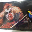 KISS GENE SIMMONS KUVA ITSE MESTARIN NIMMARILLA - pikkukuva 1
