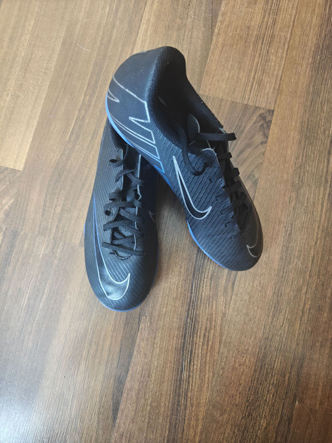 Nike lasten jalkapallokengät koko 37.5