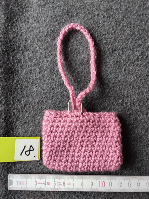 Alina´s Handmade virkattu avaimenperä airpodin suojakoteloon