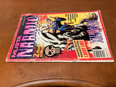 MUSTANAAMIO 11/1990