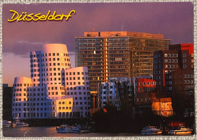 Neuer Zollhof -rakennuskompleksi Düsseldorfissa Saksassa
