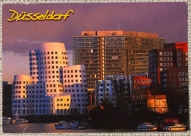 Neuer  Zollhof -rakennuskompleksi Düsseldorfissa Saksassa