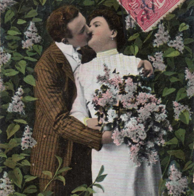 HÄÄT / Mies suutelee morsiantaan sireenipensaikossa. 1900-l.
