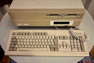 Amiga 2000 + näppäimistö, muistilaajennus, SCSI, KS 3.1