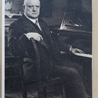 Säveltäjä Jean Sibelius pianon ääressä 1930, SPR-pk, ei p. - pikkukuva 1