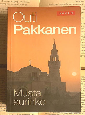 Outi Pakkanen - Musta aurinko (pokkari)