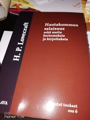 H. P Lovecraft Hautakummun salaisuus ja muita kertomuksia