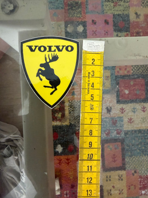 Volvo-hirvitarra kelta-musta