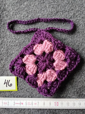 Alina´s Handmade virkattu avaimenperä airpodin suojakoteloon