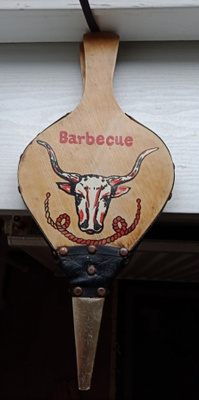 Barbecue merkkiset vanhat palkeet, härkä kuva.