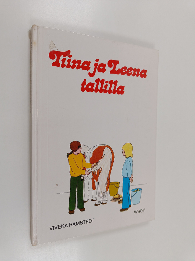 Viveka Ramstedt : Tiina ja Leena tallilla