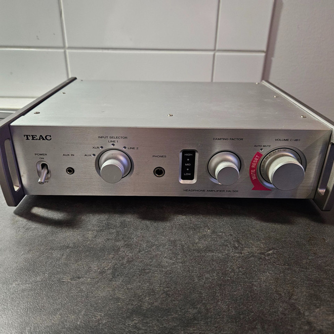 Teac HA-501 kuulokevahvistin