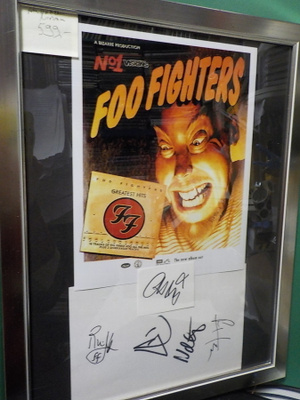 FOO FIGHTERS TAULU VIIDELLÄ NIMMARILLA