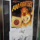 FOO FIGHTERS TAULU VIIDELLÄ NIMMARILLA - pikkukuva 1