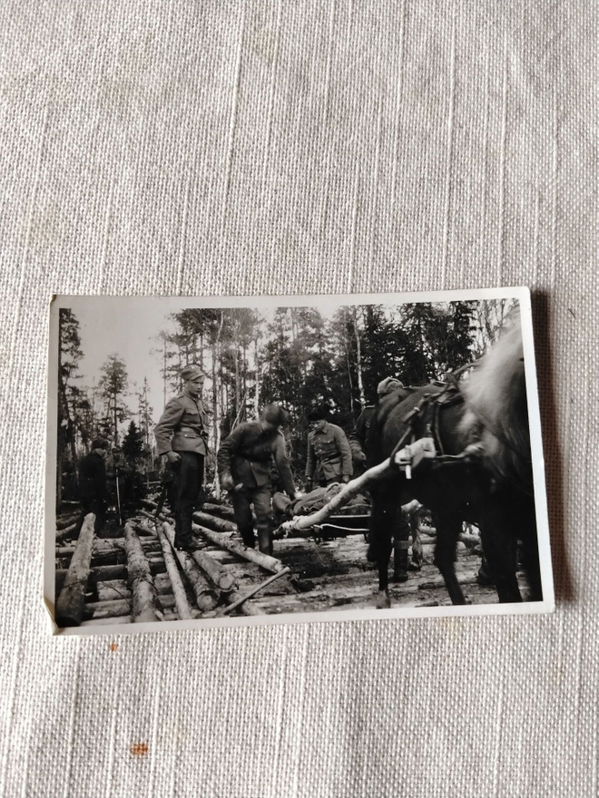 sotavalokuva haavoittuneen evakointi