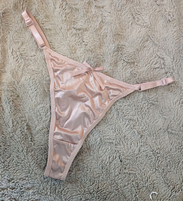 Naiselliset satiiniset stringit koko s