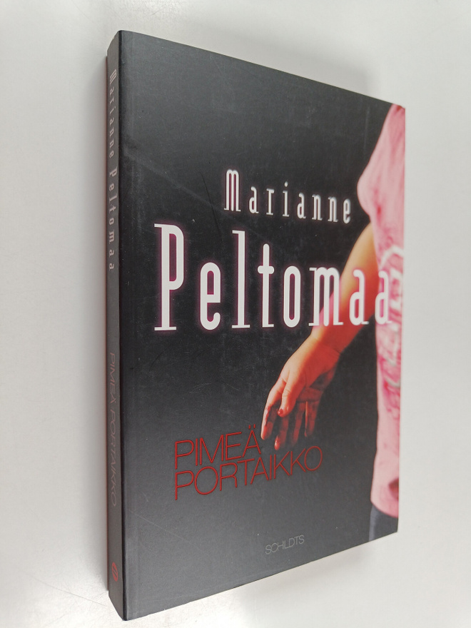 Marianne Peltomaa : Pimeä portaikko