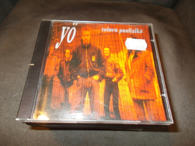 CD YÖ ** TOINEN PUOLIAIKA **