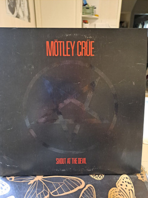 Mötley grue shout at the devil