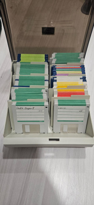 Laatikollinen amiga 500 levykkeitä