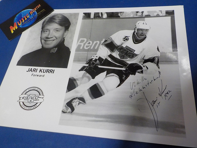 JARI KURRI NIMIKIRJOITUS KUVASSA
