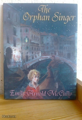 Emily A. McCully: The Orphan Singer. New York 2001. 30 s.