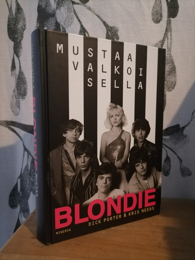 Blondie - Mustaa valkoisella - Porter & Needs - 1.p.Uusi