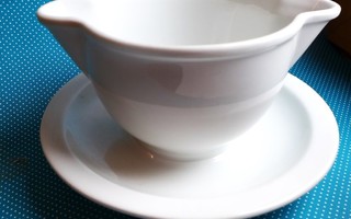 Kastikekulho posliinia kaunis, pohjassa Hakaristi merkki.