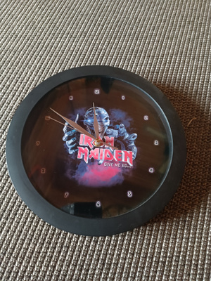 Iron Maiden : Seinäkello.
