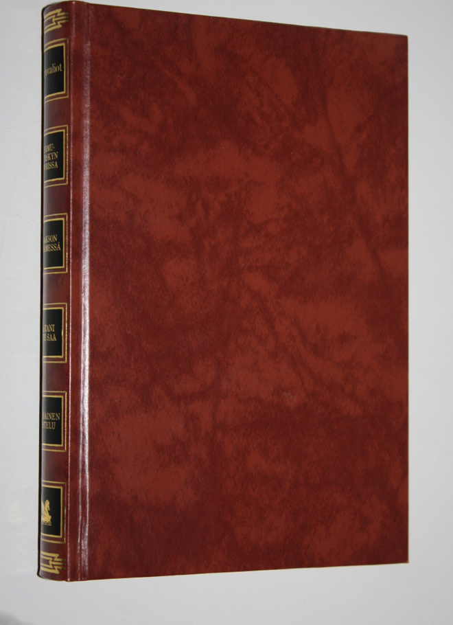 Kirjavaliot : Marlow, Max : Hirmumyrskyn kourissa ; Hinto...
