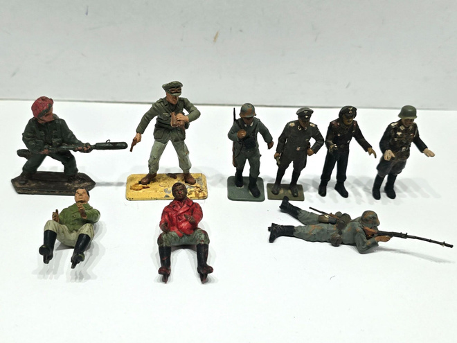 Vanhoja figuureita (Tamiya, Britains Ltd)