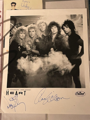 Ann & Nancy Wilson / Heart promokuva nimikirjoituksilla