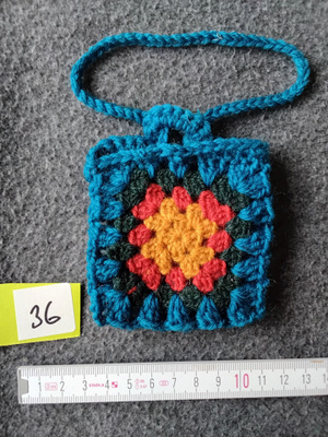 Alina´s Handmade virkattu avaimenperä airpodin suojakoteloon