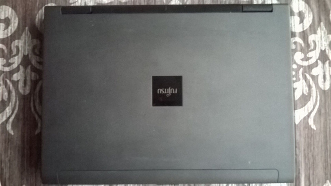 Fujitsu Esprimo Mobile M9410 (Vikaa)