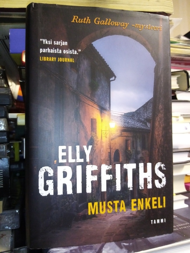 Elly Griffiths :  Musta enkeli ( SIS POSTIKULU)