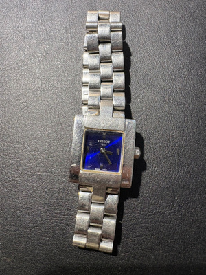 Tissot naisten Swiss Made rannekello sinisellä taululla