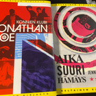 Jonathan Coe: Konnien klubi Jennifer Egan: Aika suuri hämäys - pikkukuva 1