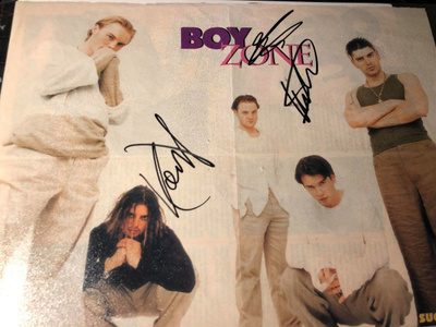 Boyzone (3) nimikirjoitukset lehtikuvassa