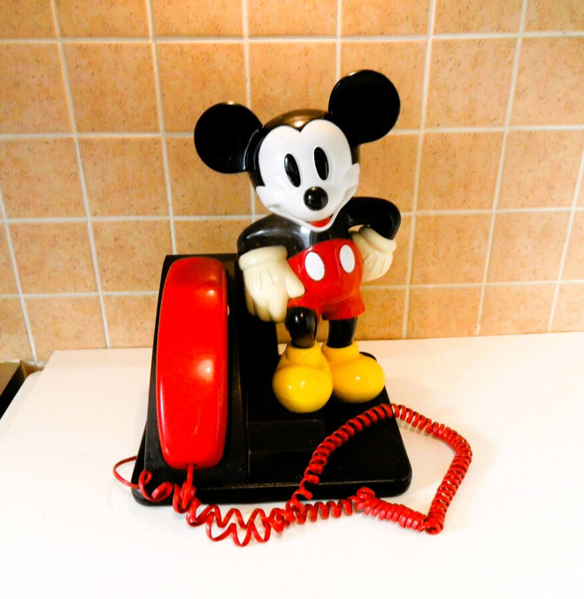 * NÄYTTÄVÄ 90-LUVUN DISNEY MIKKI FIGUURI / PUHELIN 36 cm *
