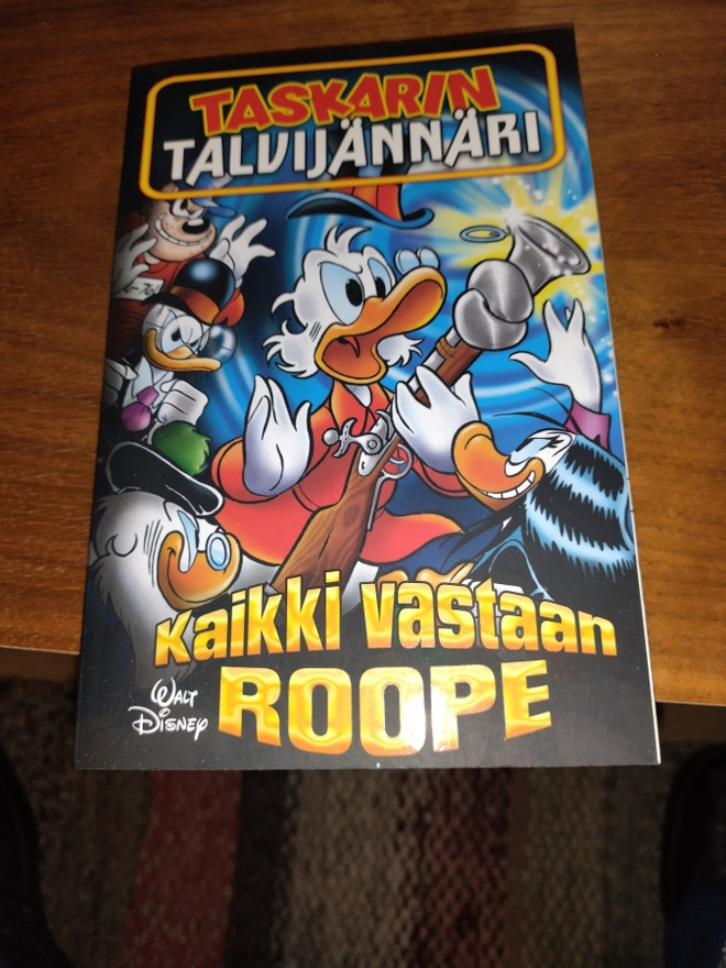 Aku Ankan taskukirja kaikki vastaan roope