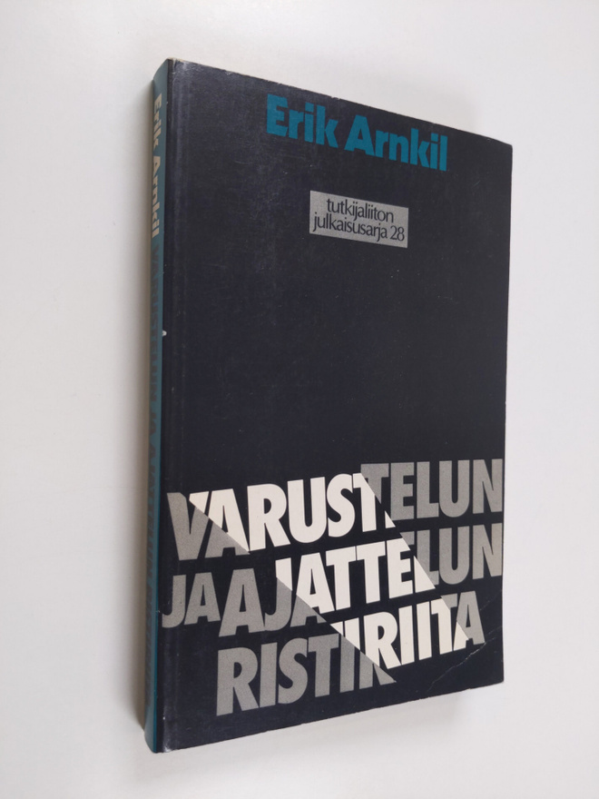 Erik Arnkil : Varustelun ja ajattelun ristiriidat