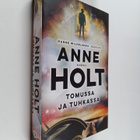 Anne Holt : Tomussa ja tuhkassa - pikkukuva 1