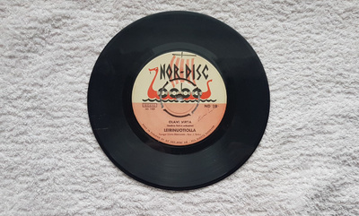 Olavi Virta – Leirinuotiolla / Punaiset lehdet 7" single